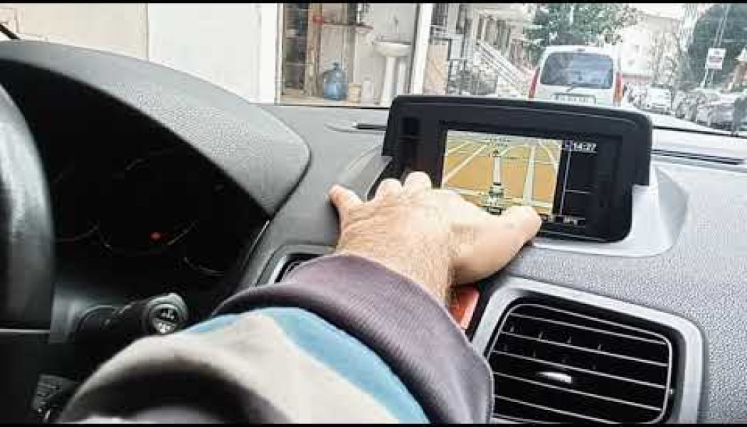 Renault TomTomtom Orjinal Navigasyon Teyp Ekran da Görünmüyor Sorunu Tamir Ettik