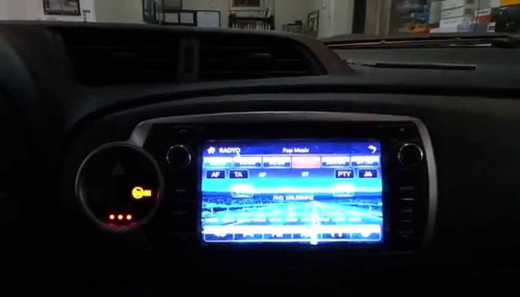 Toyota yaris oem multimedya dvd tv ve kafalık monitor uygulaması